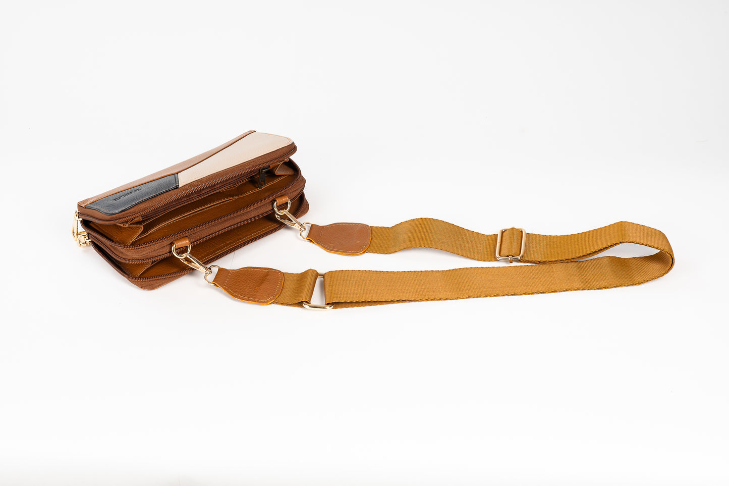 BILLETERA MANOS LIBRES BOLONIA TRICOLOR (CAMEL)